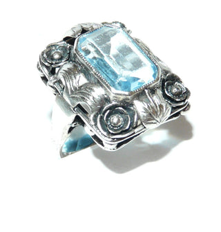 achteckiges Einzelstück, floraler Vintage-Ring aus 835 Silber poliert mit einer hellblauen, funkelnd facettierten, achteckigen Aquamarin-Replik, Ringweite 49,5, Rosen & Blätter in den Tiefe geschwärzt, Jugendstil um 1930 - Goldschmiede Danilo