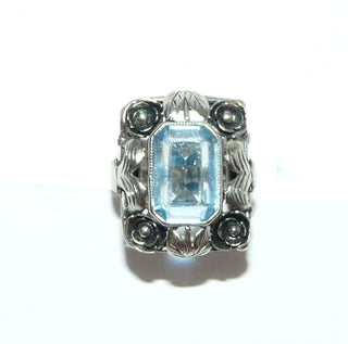 achteckiges Einzelstück, floraler Vintage-Ring aus 835 Silber poliert mit einer hellblauen, funkelnd facettierten, achteckigen Aquamarin-Replik, Ringweite 49,5, Rosen & Blätter in den Tiefe geschwärzt, Jugendstil um 1930 - Goldschmiede Danilo
