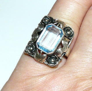 achteckiges Einzelstück, floraler Vintage-Ring aus 835 Silber poliert mit einer hellblauen, funkelnd facettierten, achteckigen Aquamarin-Replik, Ringweite 49,5, Rosen & Blätter in den Tiefe geschwärzt, Jugendstil um 1930 - Goldschmiede Danilo