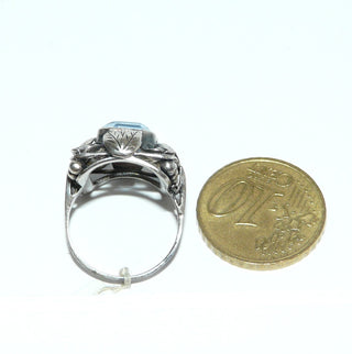 achteckiges Einzelstück, floraler Vintage-Ring aus 835 Silber poliert mit einer hellblauen, funkelnd facettierten, achteckigen Aquamarin-Replik, Ringweite 49,5, Rosen & Blätter in den Tiefe geschwärzt, Jugendstil um 1930 - Goldschmiede Danilo