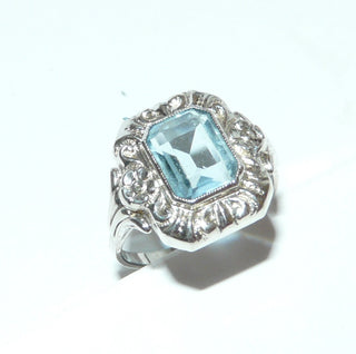 Vintage-Einzelstück, achteckiger, floraler, antiker Ring aus 835 Silber poliert mit einer hellblauen, funkelnd facettierten Aquamarin-Replik, Ringweite 58,5, Art Deco um 1930 -	Vintage-Schmuck nur im Onlineshop von danilogold!