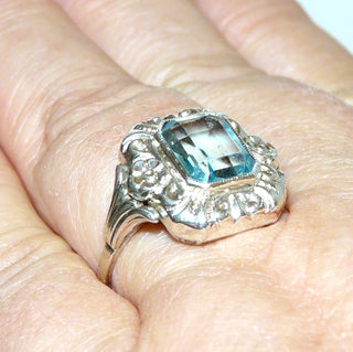 Vintage-Einzelstück, achteckiger, floraler, antiker Ring aus 835 Silber poliert mit einer hellblauen, funkelnd facettierten Aquamarin-Replik, Ringweite 58,5, Art Deco um 1930 -	Vintage-Schmuck nur im Onlineshop von danilogold!