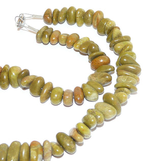 Unregelmäßiges Einzelstück, olivgrüne Edelsteinkette aus afrikanischem Opal, grün-braune abgerundete Nuggets, Länge 45cm, Karabiner Metall auf Stahlseide - Goldschmiede Danilo