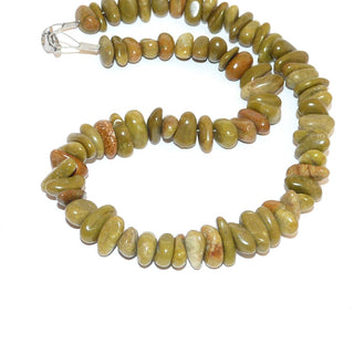 Unregelmäßiges Einzelstück, olivgrüne Edelsteinkette aus afrikanischem Opal, grün-braune abgerundete Nuggets, Länge 45cm, Karabiner Metall auf Stahlseide - Goldschmiede Danilo