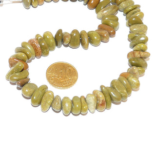 Unregelmäßiges Einzelstück, olivgrüne Edelsteinkette aus afrikanischem Opal, grün-braune abgerundete Nuggets, Länge 45cm, Karabiner Metall auf Stahlseide - Goldschmiede Danilo