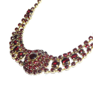 antikes Einzelstück, Vintage-Granatkette, Festongcollier / Latzcollier, handgeschliffene Böhmische Granate im Altschliff, Rosette in der Mitte, zweireihige im Verlauf bis auf einreihig, Steine rundherum, 9K / 375 NORM-Gold, Viktorianisch Historismus um 1900 - Goldschmiede Danilo