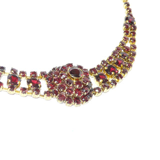 antikes Einzelstück, Vintage-Granatkette, Festongcollier / Latzcollier, handgeschliffene Böhmische Granate im Altschliff, Rosette in der Mitte, zweireihige im Verlauf bis auf einreihig, Steine rundherum, 9K / 375 NORM-Gold, Viktorianisch Historismus um 1900 - Goldschmiede Danilo