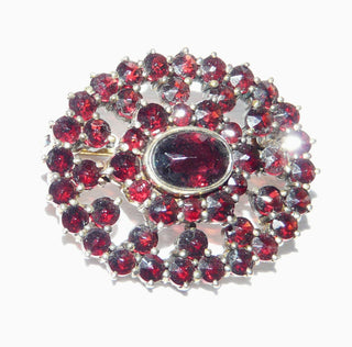 Einzelstück, Vintage-Granat-Brosche, antik aus 900 Silber zart vergoldet, Granate in schöner Farbe im Rosenschliff als Oval in 2 Etagen mit Durchbrüchen gearbeitet, Kugelsicherung, um 1910 -	Vintage-Schmuck nur im Onlineshop von danilogold!
