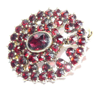 Einzelstück, Vintage-Granat-Brosche, antik aus 900 Silber zart vergoldet, Granate in schöner Farbe im Rosenschliff als Oval in 2 Etagen mit Durchbrüchen gearbeitet, Kugelsicherung, um 1910 -	Vintage-Schmuck nur im Onlineshop von danilogold!