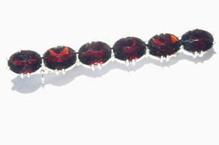 antikes Einzelstück, Vintage-Granat-Brosche, Stabnadel aus 800 Silber bestehend aus 6 ovalen facettierten Granaten in schönem Granat-Rot, in Krappenfassungen in Reihe gearbeitet, ca. 4,3 cm lang, Kugelsicherung, um 1930 -	Vintage-Schmuck nur im Onlineshop von danilogold!