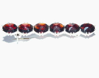 antikes Einzelstück, Vintage-Granat-Brosche, Stabnadel aus 800 Silber bestehend aus 6 ovalen facettierten Granaten in schönem Granat-Rot, in Krappenfassungen in Reihe gearbeitet, ca. 4,3 cm lang, Kugelsicherung, um 1930 -	Vintage-Schmuck nur im Onlineshop von danilogold!