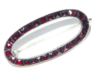 Einzelstück, antike Vintage-Granat-Brosche aus Tombak mit facettierten quadratischen Granaten in schöner Farbe im Rosenschliff, als offenes Oval mit Millesgriffes-Rand gearbeitet, Hakensicherung, um 1920 - Unikate und Pretiosen nur erhältlich im Onlineshop der Goldschmiede Danilo!