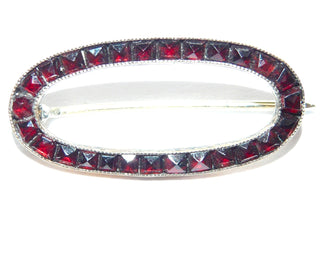 Einzelstück, antike Vintage-Granat-Brosche aus Tombak mit facettierten quadratischen Granaten in schöner Farbe im Rosenschliff, als offenes Oval mit Millesgriffes-Rand gearbeitet, Hakensicherung, um 1920 - Unikate und Pretiosen nur erhältlich im Onlineshop der Goldschmiede Danilo!