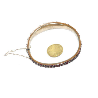 antikes Einzelstück, Granatarmreif aus Tombak, oben breiter, je 3er große handgeschliffene Böhmische Granatrosen bilden das Muster, ausgefüllt mit kleinen Steinen, innen ovale Form, Innenumfang ca. 17cm, Kastenschloß, Sicherheitskette, Viktorianisch 1880-1890 - Goldschmiede Danilo