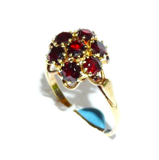 Vintage-Einzelstück, antiker Granatring aus 333 Gold mit 6 kleineren & einem größeren runden, funkelnd facettierten Granaten im Altschliff, runde Rosette aus Krappenfassungen, Ringweite 57, Belle Époque um 1900 - Goldschmiede Danilo