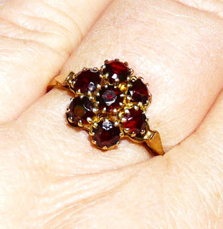 Vintage-Einzelstück, antiker Granatring aus 333 Gold mit 6 kleineren & einem größeren runden, funkelnd facettierten Granaten im Altschliff, runde Rosette aus Krappenfassungen, Ringweite 57, Belle Époque um 1900 - Goldschmiede Danilo