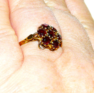 Vintage-Einzelstück, antiker Granatring aus 333 Gold mit 6 kleineren & einem größeren runden, funkelnd facettierten Granaten im Altschliff, runde Rosette aus Krappenfassungen, Ringweite 57, Belle Époque um 1900 - Goldschmiede Danilo