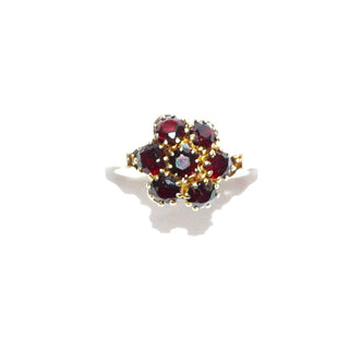Vintage-Einzelstück, antiker Granatring aus 333 Gold mit 6 kleineren & einem größeren runden, funkelnd facettierten Granaten im Altschliff, runde Rosette aus Krappenfassungen, Ringweite 57, Belle Époque um 1900 - Goldschmiede Danilo