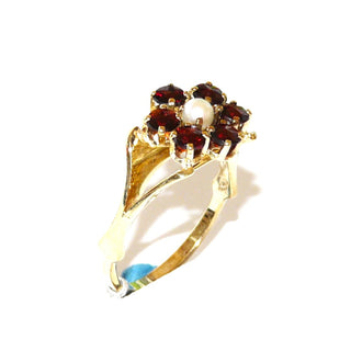 antikes Einzelstück, Vintage Granatring aus 333 Gold mit 6 runden, funkelnd facettierten Granaten im Sternschliffe als runde Rosette mit einer Dreiviertelperle in der Mitte, in Krappenfassungen gehalten, Ringweite 54, aufgefächerte Ringschiene, Böhmischer Granat, registrierte Traditionsmanufaktur Historismus um 1900 - Goldschmiede Danilo