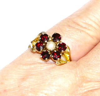 antikes Einzelstück, Vintage Granatring aus 333 Gold mit 6 runden, funkelnd facettierten Granaten im Sternschliffe als runde Rosette mit einer Dreiviertelperle in der Mitte, in Krappenfassungen gehalten, Ringweite 54, aufgefächerte Ringschiene, Böhmischer Granat, registrierte Traditionsmanufaktur Historismus um 1900 - Goldschmiede Danilo