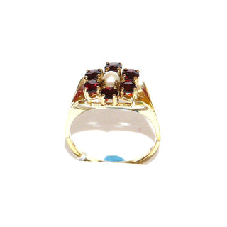 antikes Einzelstück, Vintage Granatring aus 333 Gold mit 6 runden, funkelnd facettierten Granaten im Sternschliffe als runde Rosette mit einer Dreiviertelperle in der Mitte, in Krappenfassungen gehalten, Ringweite 54, aufgefächerte Ringschiene, Böhmischer Granat, registrierte Traditionsmanufaktur Historismus um 1900 - Goldschmiede Danilo
