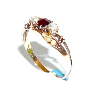 antikes Einzelstück, Vintage-Granatring aus 585 Gold mit einem funkelnd facettierten Altschliff-Granat & 8 Halbperlen Orientperlen in Krappenfassungen, Granat in feurig leuchtendem Dunkelrot, Ringweite 55, Später Jugendstil 1900-1915 - Goldschmiede Danilo