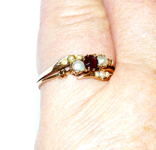 antikes Einzelstück, Vintage-Granatring aus 585 Gold mit einem funkelnd facettierten Altschliff-Granat & 8 Halbperlen Orientperlen in Krappenfassungen, Granat in feurig leuchtendem Dunkelrot, Ringweite 55, Später Jugendstil 1900-1915 - Goldschmiede Danilo