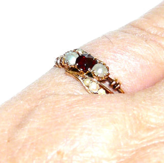antikes Einzelstück, Vintage-Granatring aus 585 Gold mit einem funkelnd facettierten Altschliff-Granat & 8 Halbperlen Orientperlen in Krappenfassungen, Granat in feurig leuchtendem Dunkelrot, Ringweite 55, Später Jugendstil 1900-1915 - Goldschmiede Danilo