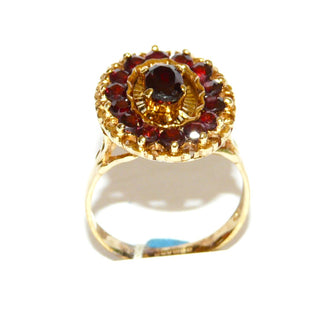 antikes Einzelstück, Granatring aus 585 Gold mit einem kleineren ovalen & 14 kleinen runden, facettierten Granaten im Altschliff, ovale Rosette, bestehend aus konzentrischen Ringen: floraler Goldring, Granatring, facettierte Platte & in der Mitte der ovale Stein, Krappenfassungen, Ringweite 55,5, Gründerzeit 1870-1890 - Goldschmiede Danilo