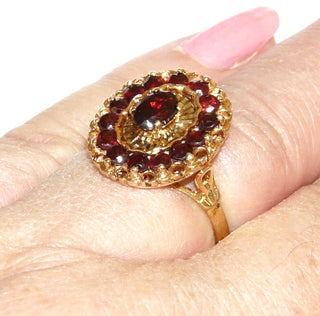antikes Einzelstück, Granatring aus 585 Gold mit einem kleineren ovalen & 14 kleinen runden, facettierten Granaten im Altschliff, ovale Rosette, bestehend aus konzentrischen Ringen: floraler Goldring, Granatring, facettierte Platte & in der Mitte der ovale Stein, Krappenfassungen, Ringweite 55,5, Gründerzeit 1870-1890 - Goldschmiede Danilo