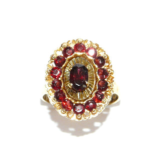 antikes Einzelstück, Granatring aus 585 Gold mit einem kleineren ovalen & 14 kleinen runden, facettierten Granaten im Altschliff, ovale Rosette, bestehend aus konzentrischen Ringen: floraler Goldring, Granatring, facettierte Platte & in der Mitte der ovale Stein, Krappenfassungen, Ringweite 55,5, Gründerzeit 1870-1890 - Goldschmiede Danilo