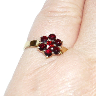 zierliches Einzelstück, antiker Granatring aus 585 Gold, runde Rosette mit 6 Böhmischen Granaten im Sternschliff & einem im Altschliff in Krappenfassungen, Ringweite 51,5, Belle Époque um 1900 - Goldschmiede Danilo