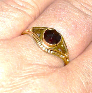 antikes Einzelstück, Vintage-Granatring, auch Herrenring aus 585 Gold mit einer funkelnd facettierten, folierten Granatrose in Zargenfassung mit Millesgriffes-Rand, Granat in einem leuchtenden Dunkelrot, Ringweite 58, Späthistorismus um 1870-1890 - Goldschmiede Danilo