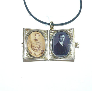 antikes Einzelstück, Vintage-Medaillon-Anhänger in Buch-Form für 2 Fotos, Rückseite + Vorderseite poliert, Original-Portraits in den Rahmen, 585 Gold geprüft, gravierte Blüten, romantische Tendenzen des Biedermeiers, um 1860  -	Unikate und Pretiosen nur erhältlich im Onlineshop der Goldschmiede Danilo!