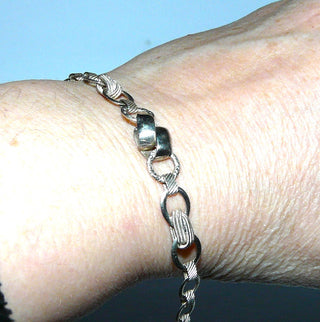 antikes Einzelstück, zartes Vintage-Armband, Mittelteil-Glieder-Armband aus 835 Silber, Knoten-Glieder im Verlauf, Länge 21 cm, Federringverschluß, um 1930. -	Vintage-Schmuck nur im Onlineshop von danilogold!