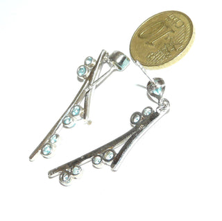 lange Einzelstücke, astförmige Silberohrstecker mit je einem funkelnd facettierten, tropfenförmigen Zirkonia in aquamarinblau am Stift & 6 runden an den Ästen, in 925 Silber Zargenfassungen gelten + poliert - Goldschmiede Danilo