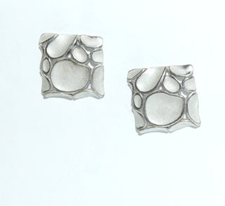 Einzelstücke, asymmetrische, fast quadratische Ohrstecker "Moor-Inseln" aus 925 Silber, in den Tiefen mattiert + weißgesiedet, polierte Kanten, leichte Wirkung aufgrund der Durchbrüche -	Nur erhältlich im Onlineshop von Juwelier & Goldschmiede Danilo!