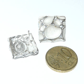 Einzelstücke, asymmetrische, fast quadratische Ohrstecker "Moor-Inseln" aus 925 Silber, in den Tiefen mattiert + weißgesiedet, polierte Kanten, leichte Wirkung aufgrund der Durchbrüche -	Nur erhältlich im Onlineshop von Juwelier & Goldschmiede Danilo!