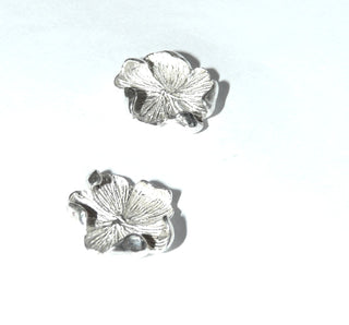 Einzelstücke, asymmetrisch runde Ohrstecker "Fransen-Blüte" aus 925 Silber, strahlenförmig mattiert, weißgesiedet + poliert, lebendig aufgewölbte Außenkanten.  -	Unikate und Pretiosen nur erhältlich im Onlineshop der Goldschmiede Danilo!