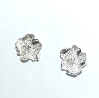 Einzelstücke, asymmetrisch runde Ohrstecker "Fransen-Blüte" aus 925 Silber, strahlenförmig mattiert, weißgesiedet + poliert, lebendig aufgewölbte Außenkanten.  -	Unikate und Pretiosen nur erhältlich im Onlineshop der Goldschmiede Danilo!