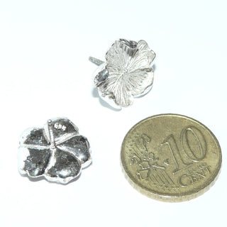 Einzelstücke, asymmetrisch runde Ohrstecker "Fransen-Blüte" aus 925 Silber, strahlenförmig mattiert, weißgesiedet + poliert, lebendig aufgewölbte Außenkanten.  -	Unikate und Pretiosen nur erhältlich im Onlineshop der Goldschmiede Danilo!