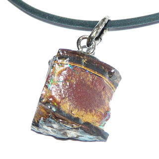 Handgefertigtes Einzelstück, Unikat Opal-Anhänger "Triangel" mit einer Aufhängung aus 925 Silber, asymmetrisch abgesägtes Stück eines natürlich gewachsenen, dunkelbraunen, australischen Matrix-Opals, mit feinen Adern des schillernden grünen Opals -- Unikatschmuck nur erhältlich im Onlineshop von Juwelier & Goldschmiede Danilo! 