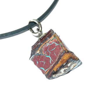 Handgefertigtes Einzelstück, Unikat Opal-Anhänger "Triangel" mit einer Aufhängung aus 925 Silber, asymmetrisch abgesägtes Stück eines natürlich gewachsenen, dunkelbraunen, australischen Matrix-Opals, mit feinen Adern des schillernden grünen Opals -- Unikatschmuck nur erhältlich im Onlineshop von Juwelier & Goldschmiede Danilo! 