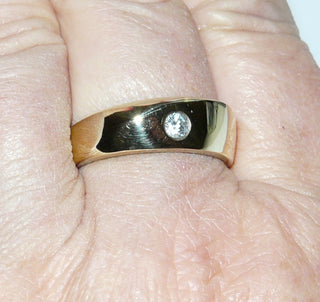 Einzelstück, asymmetrischer Ring, Herrenring aus massivem 333 Gold mit 1 funkelnden Zirkonia als Blickfang, poliert mit einer diagonal verlaufenden hohen Kante, Ringweite 67,5 -	Nur erhältlich im Onlineshop von Juwelier & Goldschmiede Danilo!