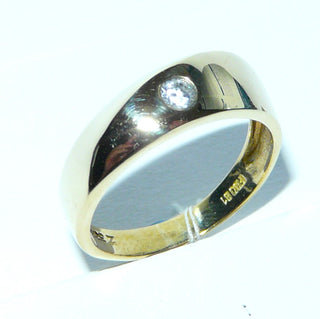 Einzelstück, asymmetrischer Ring, Herrenring aus massivem 333 Gold mit 1 funkelnden Zirkonia als Blickfang, poliert mit einer diagonal verlaufenden hohen Kante, Ringweite 67,5 -	Nur erhältlich im Onlineshop von Juwelier & Goldschmiede Danilo!