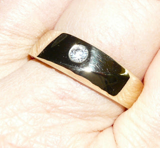 Einzelstück, asymmetrischer Ring, Herrenring aus massivem 333 Gold mit 1 funkelnden Zirkonia als Blickfang, poliert mit einer diagonal verlaufenden hohen Kante, Ringweite 67,5 -	Nur erhältlich im Onlineshop von Juwelier & Goldschmiede Danilo!