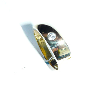 Einzelstück, asymmetrischer Ring, Herrenring aus massivem 333 Gold mit 1 funkelnden Zirkonia als Blickfang, poliert mit einer diagonal verlaufenden hohen Kante, Ringweite 67,5 -	Nur erhältlich im Onlineshop von Juwelier & Goldschmiede Danilo!