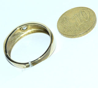 Einzelstück, asymmetrischer Ring, Herrenring aus massivem 333 Gold mit 1 funkelnden Zirkonia als Blickfang, poliert mit einer diagonal verlaufenden hohen Kante, Ringweite 67,5 -	Nur erhältlich im Onlineshop von Juwelier & Goldschmiede Danilo!