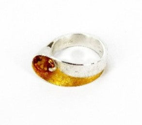 Einzelstück, modischer Ring aus weißgesiedetem 925 Silber, seidenmatte Oberfläche, teilweise vergoldet, ein gold-gelber runder facettierter Citrin, sicher und geschützt eingefaßt, asymmetrisch in einem "Trichter", Ringweite 56-	
-	Einzelstücke nur erhältlich bei www.danilogold-shop.de
