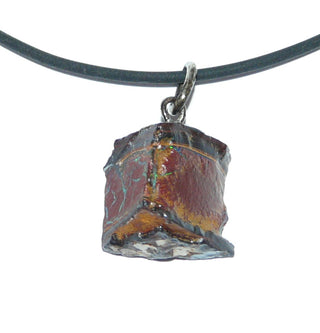 Handgefertigtes Einzelstück, Unikat Opal-Anhänger "Triangel" mit einer Aufhängung aus 925 Silber, asymmetrisch dreieckig abgetrenntes Stück dunkelbrauner australischer Matrix-Opal mit feinen Adern schillernden grünen Opals - Unikatschmuck nur erhältlich im Onlineshop von Juwelier & Goldschmiede Danilo! 